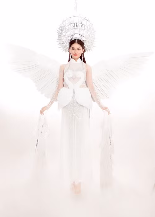 Trước đó, cô cũng giới thiệu đến khán giả quê nhà bộ trang phục truyền thông lấy cảm hứng từ tà áo dài truyền thống của dân tộc với hình ảnh cánh cò.