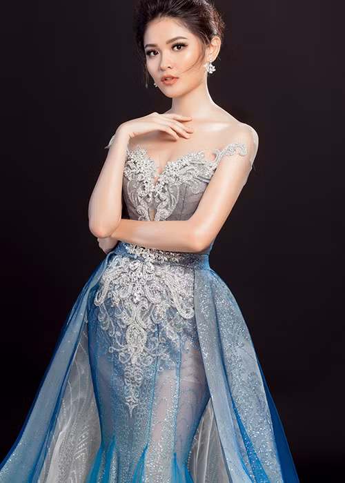 Chọn đầm dạ hội màu xanh ombre, Á hậu Thùy Dung khoe đường cong cơ thể bằng thiết kế đuôi cá.