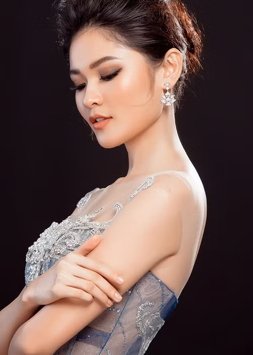 Sở hữu vóc dáng mảnh mai, làn da khỏe khoắn, Thùy Dung mong muốn mang hình ảnh một cô gái nhiệt đới tự tin, duyên dáng đến với bạn bè quốc tế.