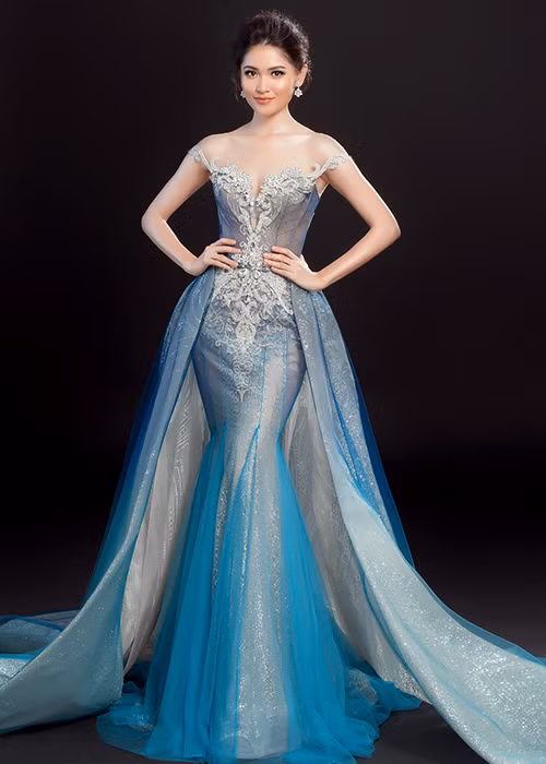 Phần váy choàng phía ngoài giúp Huỳnh Thị Thùy Dung lộng lẫy trong di chuyển nhưng vẫn phải đảm bảo sự tinh tế.