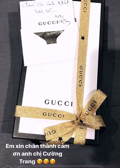 Ngày 13/11, Hoa hậu Kỳ Duyên khoe quà sinh nhật từ Đàm Thu Trang. Đáng chú ý, món quà được kí tên “Anh chị Cường - Trang”. Nhiều người cho rằng Cường Đô la và Đàm Thu Trang đã chính thức công khai sau một thời gian tìm hiểu. Ảnh: Dân Việt