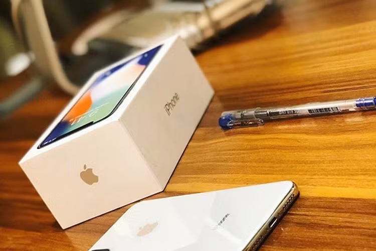 Tháng 11/2017, Đàm Thu Trang khoe chiếc iPhone X mới toanh kèm lời cảm ơn người tặng. Đa phần cư dân mạng đoán rằng đây là món quà của Cường Đô la tặng Đàm Thu Trang. Ảnh: FBNV