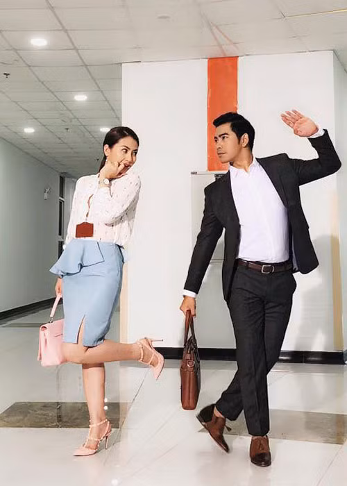 Ngọc Lan và Thanh Bình nhí nhảnh trên phim trường. “Chuyện tình công sở. Thư ký và sếp”, Ngọc Lan viết.