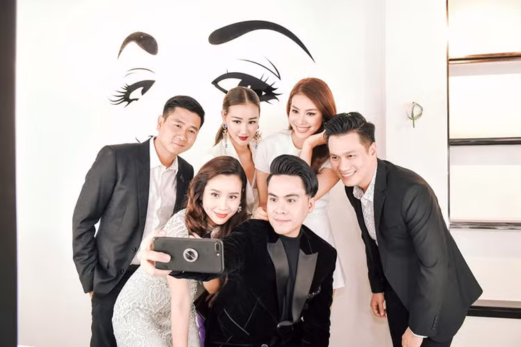 Vợ chồng Lưu Hương Giang chụp ảnh cùng Phạm Hương, Maya, Thái Dũng, Việt Anh.