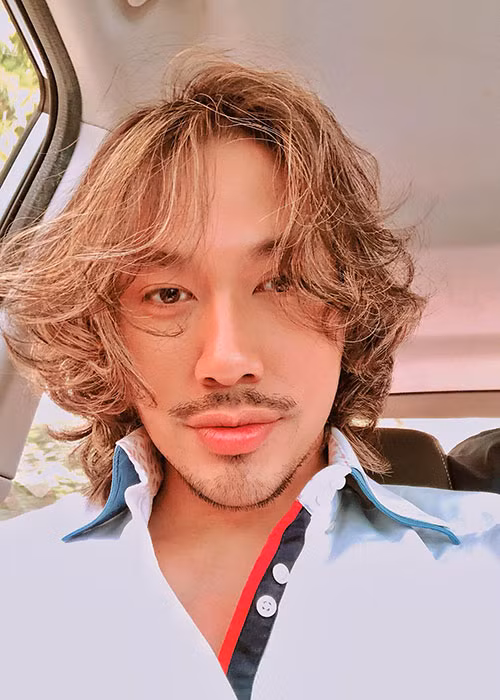 Lý Quí Khánh than thở: “Đi ăn đám cưới người bạn. Đến khi nào đến mình, chủ shop áo cưới, chủ công ty hoa cưới mà không ai thèm cưới”.