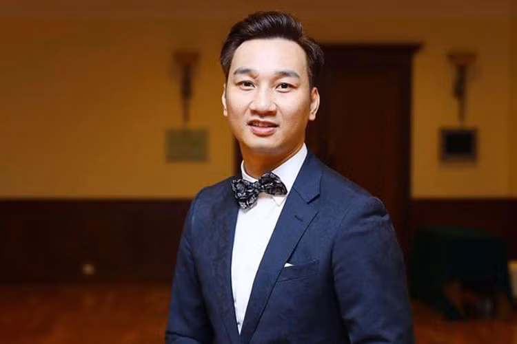 Thành Trung chạy show làm MC trong ngày cuối tuần.