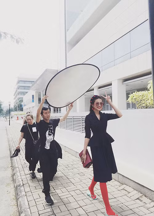 Siêu mẫu Thanh Hằng đi dép lê trong buổi chụp ảnh vào chiều chủ nhật.