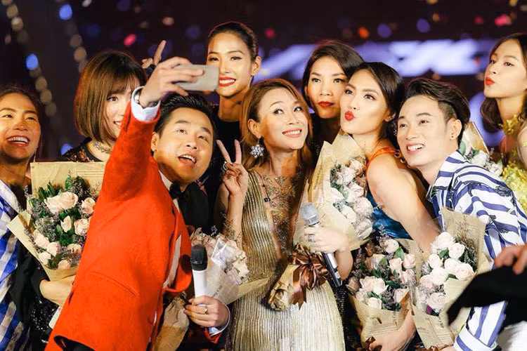Dàn sao Việt: Mỹ Tâm, Hoàng Thùy, Lan Khuê, Xuân Lan, Nguyên Khang cùng chụp ảnh tại một sự kiện.
