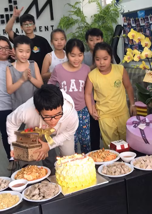 Phương Uyên đón sinh nhật đầy bất ngờ bên các học trò của mình.