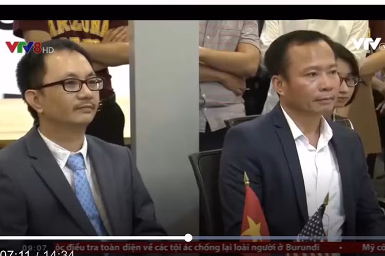 Vy Oanh tự hào khi ông xã của cô (bên phải) xuất hiện trên truyền hình trong một chương trình về APEC.