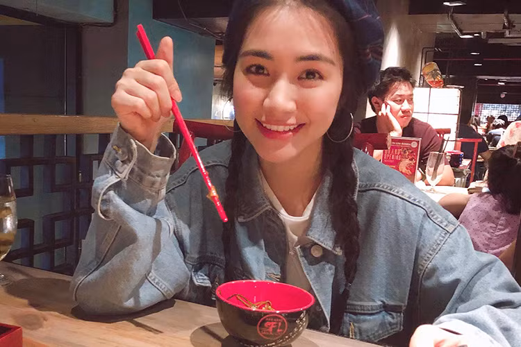 Hòa Minzy rạng rỡ khi đi ăn là một trong những tin tức sao Việt trong ngày 13/11.