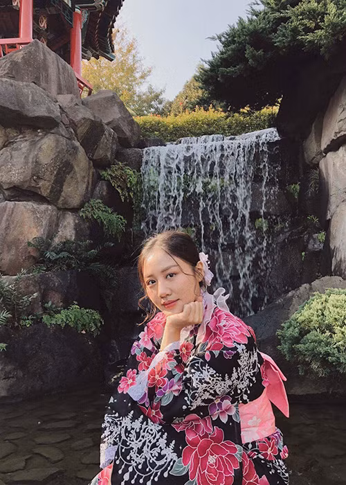 Văn Mai Hương tâm sự: “Cảm xúc buồn thỉnh thoảng cũng tốt, nhất là để thấy yêu quý những lúc vui. Nhưng trí nhớ rất là nhân hậu, nó sẽ lọc giữ những gì tốt đẹp để giữ lại gọi là kỷ niệm. Điều đó giúp người ta biết còn rất nhiều điều tốt đẹp ở phía trước. Câu chuyện của mình dừng lại ở những điều tốt đẹp được rồi các bạn nhé”.