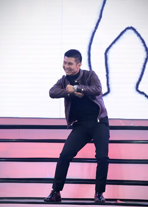 Khoảnh khắc nhí nhảnh của Cường Seven trên sân khấu khiến fans thích thú.