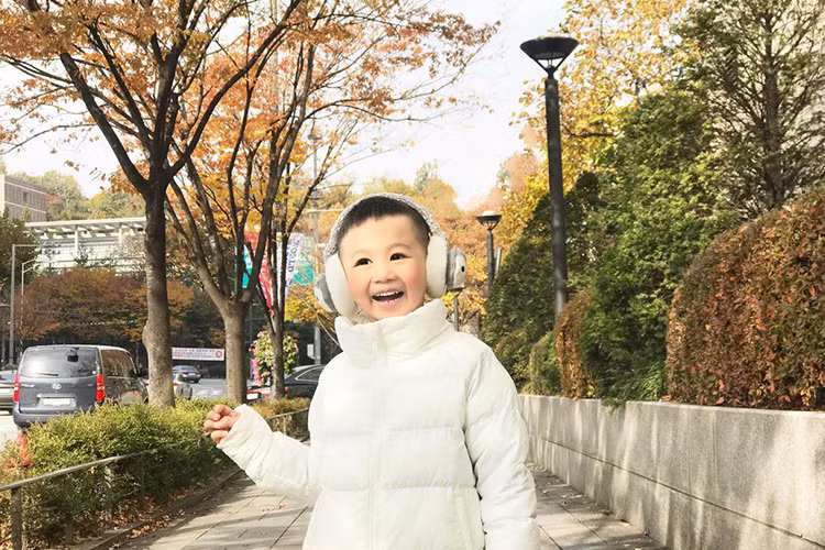 Lã Thanh Huyền viết về cậu con trai: “Em bé mùa đông, hai má hồng hồng, mẹ đi đâu cũng bế em theo cùng. Tạm biệt Seoul. Chơi đã rồi về chăm ngoan học hành nha em”.