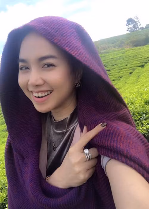 Ngọc Diệp rạng rỡ khi đặt chân đến đồi chè ở Đà Lạt.