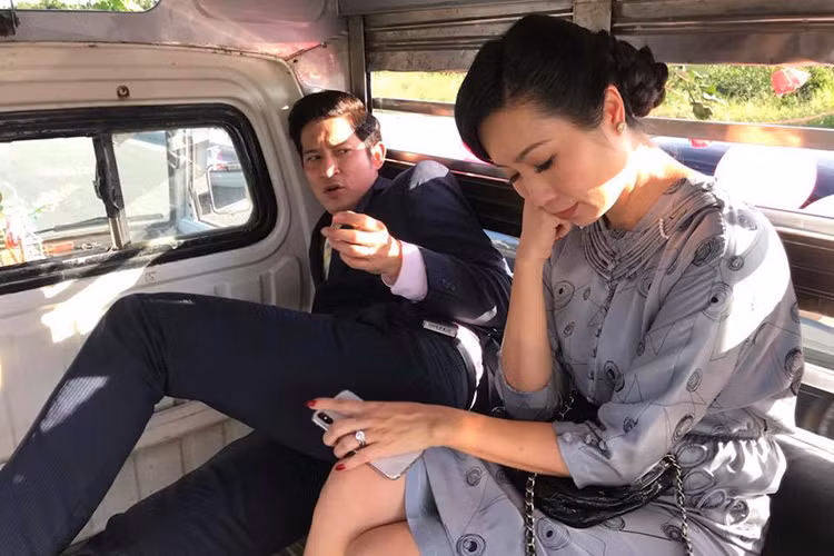 Huy Khánh chia sẻ khoảnh khắc khó đỡ của mình bên Trịnh Kim Chi trên phim trường.