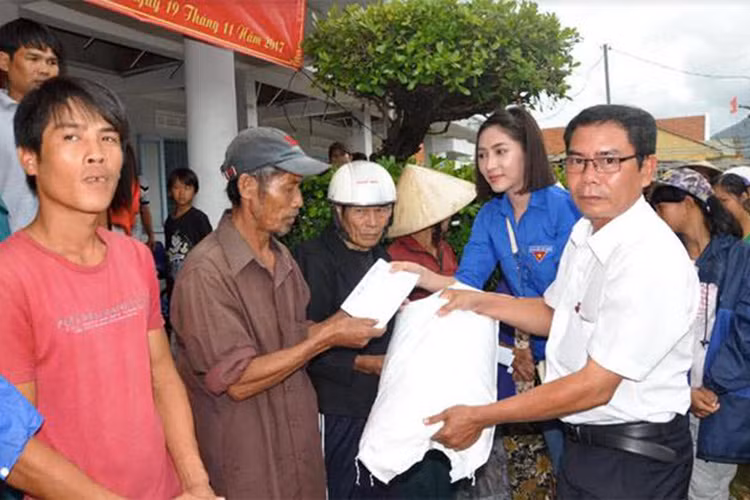 Đặng Thu Thảo tự tay trao quà cho các bà con vùng lũ.