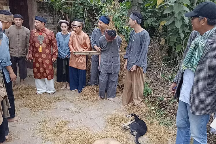 Đoàn làm phim “Chôn nhời 5” miệt mài quay ở một vùng thôn quê.