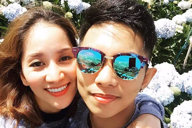 Phan Hiển nịnh Khánh Thi: “Cánh đồng hoa rất đẹp...nhưng vẫn chưa bằng em”.