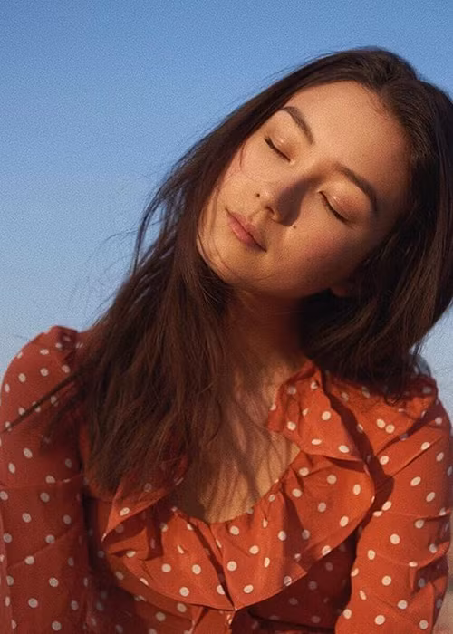 Người đẹp mang hai dòng máu Trung - Italy đã từ bỏ việc học tại trường Đại học Công nghệ Sydney để theo đuổi đam mê diễn xuất ở Mỹ.