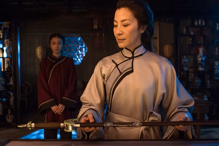 Trong “Ngọa hổ tàng long – Thanh kiếm định mệnh”, nữ diễn viên sinh năm 1994 đóng vai Tuyết Bình - cô gái trẻ với tài khinh công nhận Du Tú Liên (Dương Tử Quỳnh) làm sư phụ. Ảnh: collider