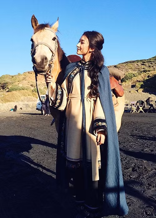 Mỹ nhân đóng phim "Công thủ đạo" do công ty của tỷ phú Jack Ma sản xuất thích chơi thể thao. Cô biết cưỡi ngựa, trượt băng nghệ thuật và đá bóng.