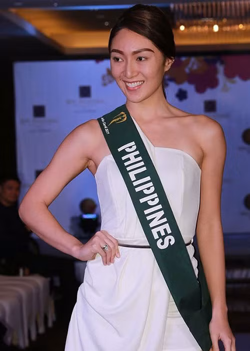 Hình ảnh đại diện Philippines tự tin trong phần thi để mặt mộc tại cuộc thi Hoa hậu Trái đất 2017.