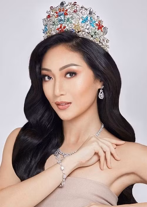 Karen đã có tấm bằng cử nhân và thạc sĩ vật lý học tại trường Đại học Santo Tomas.