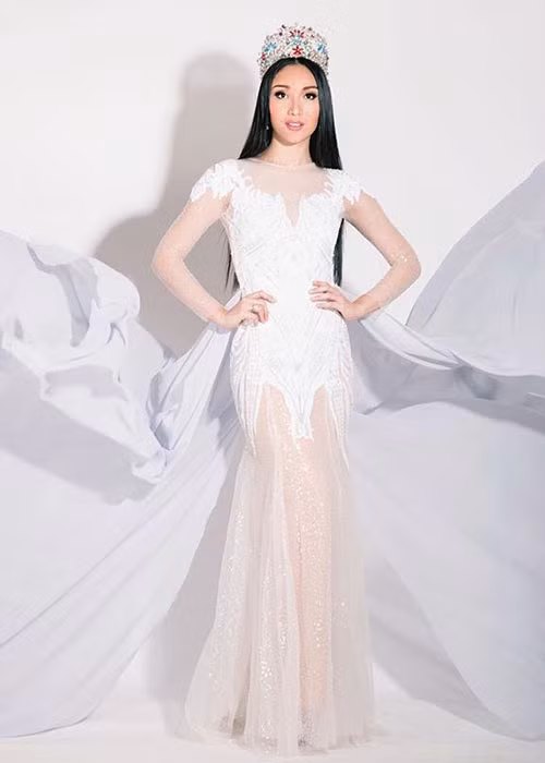 Hoa hậu Karen Ibasco sở hữu chiều cao 1m70 cùng số đo ba vòng chuẩn: 84-61-91. Cô mang 2 dòng máu: Philippines và Trung Quốc.