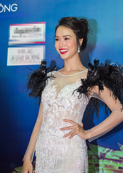 Nữ diễn viên phim “Quyên” - Vũ Ngọc Anh rạng rỡ trên thảm đỏ.