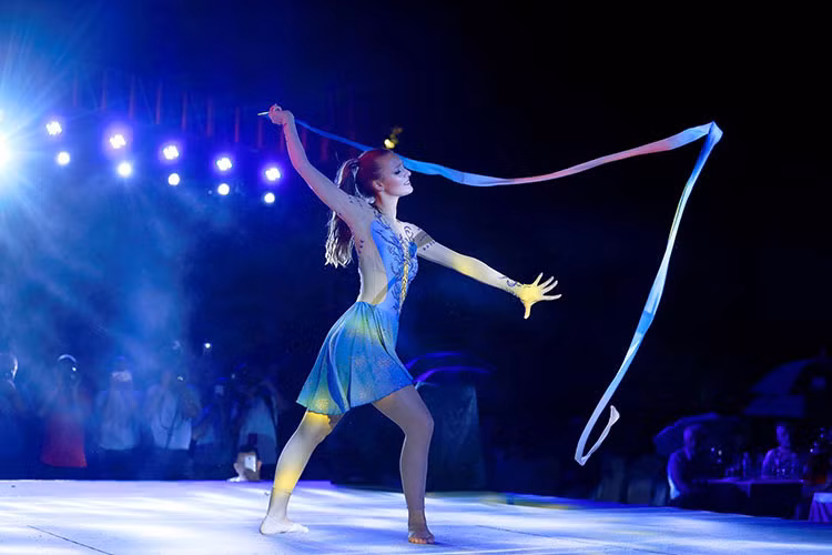 Đại diện Italy - Conny Notarstefano chọn múa dây. Cô cũng có mặt trong danh sách top 5 phần thi tài năng. Ảnh: BTC