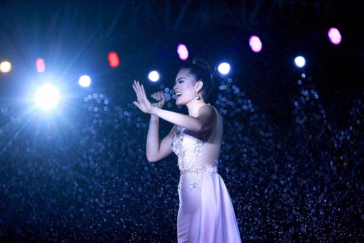 Người đẹp Andrea Meza đến từ Mexico. Nhờ giọng hát đầy nội lực, cô cũng là một trong 5 thí sinh xuất sắc nhất phần thi tài năng. Ảnh: BTC