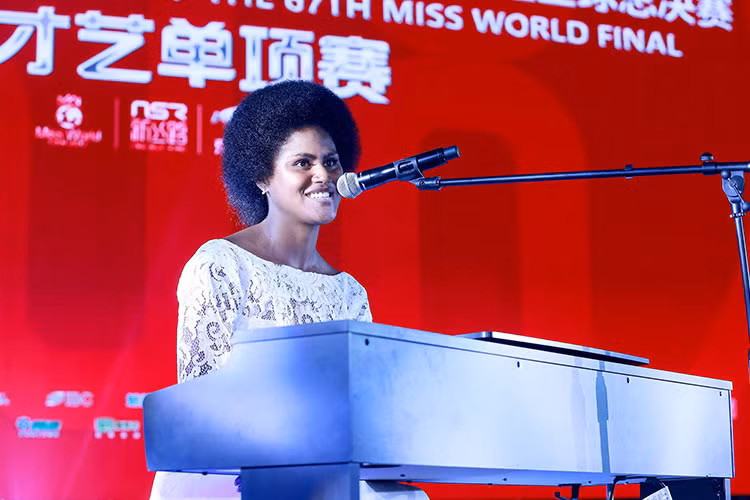 Lọt top 5 phần thi tài năng, Nanise Rainima đến từ Fiji trổ tài đánh đàn piano và hát. Ảnh: BTC