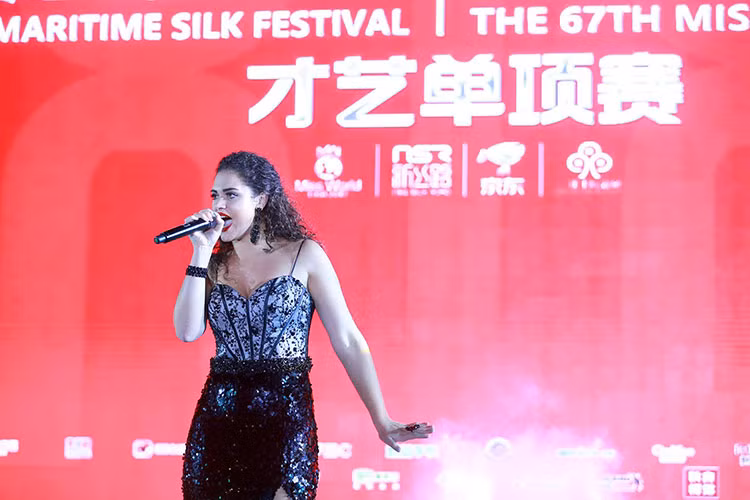 Ở phần thi tài năng Hoa hậu Thế giới 2017, đại diện Malta chinh phục ban giám khảo bởi giọng hát đầy nội lực. Ảnh: BTC