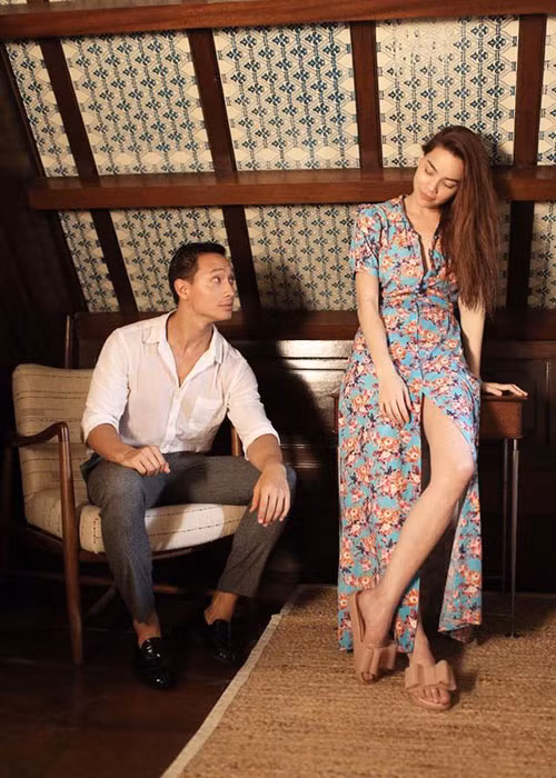 Khoảnh khắc Hồ Ngọc Hà - Kim Lý đắm đuối nhìn nhau ở hậu trường MV “Cả một trời thương nhớ”. Ảnh: Báo giao thông