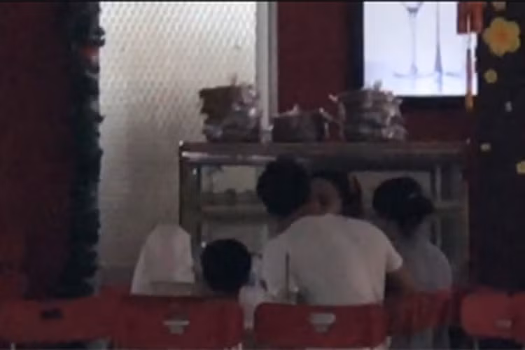 Trong chuyến đi Côn Đảo, cặp đôi bị bắt gặp khóa môi nhau tại sân bay. Ngoài ra, nam diễn viên “Hương ga” còn có những cử chỉ thân mật khác với “nữ hoàng giải trí”. Ảnh: Vietnamnet