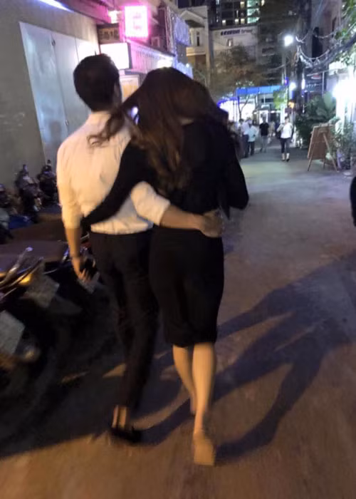 Sau sự kiện ngày 16/11, cặp đôi trai tài gái sắc của làng giải trí Việt thậm chí thỏa mái ôm eo tình cảm trên phố đông người. Ảnh: Khám phá
