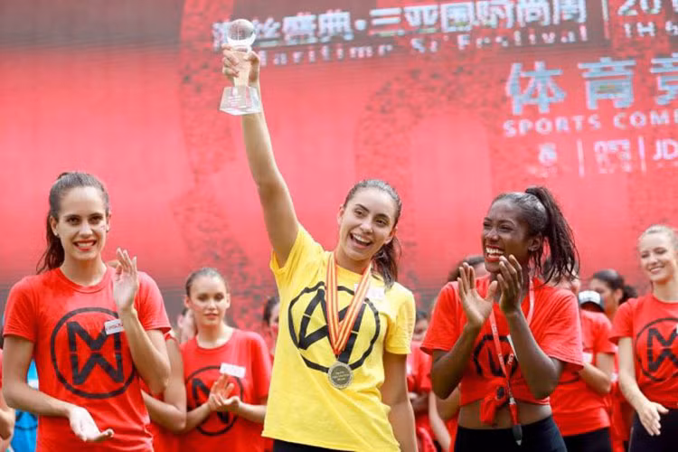 Aletxa Mueses đến từ CH Dominica cũng lọt top 40 chung cuộc bởi là thí sinh về nhất phần thi thể thao của Hoa hậu Thế giới 2017. Aletxa năm nay 20 tuổi, cao 1m78.