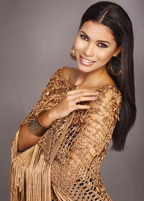 Cũng lọt top 40 cuộc thi Hoa hậu Thế giới 2017 là đại diện Colombia - Maria Daza. Người đẹp 22 tuổi cao 1m79 và đang học ngành kinh doanh và tài chính quốc tế. Maria chiến thắng ở nhóm 5 trong vòng thử thách đối đầu.