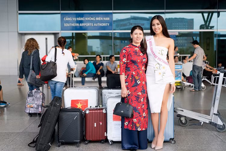 Nguyễn Thị Loan thi Hoa hậu Hoàn vũ Thế giới 2017. Chân dài 9x tiết lộ cô mang theo 6 vali hành lý nặng hơn 200 kg bao gồm các trang phục, phụ kiện, đồ dùng cá nhân.