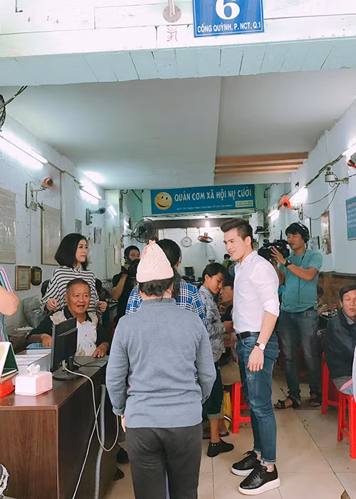 Quốc Thiên ủng hộ quán cơm dành cho người có thu nhập chưa cao và còn nhiều khó khăn trong cuộc sống.