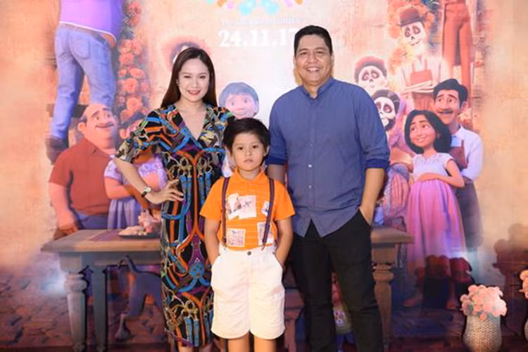 Đạo diễn Đức Thịnh trêu con trai: “Đi coi phim giải trí mà, đâu cần phải diễn sâu dữ vậy con ơi”.