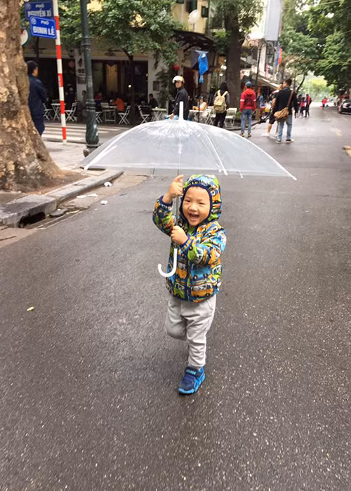 Chí Nhân tâm sự về cậu con trai: “Em bé mưa. Hớn ha hớn hở. Chiếc khăn gió ấm và mùa đông không lạnh của bố”.