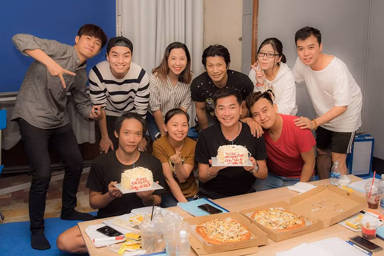 Quang Minh được đoàn làm phim tổ chức sinh nhật bất ngờ ngay trên trường quay.