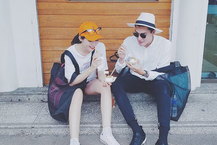 Quỳnh Châu đăng tải hình ảnh bên một người bạn kèm chú thích: “Mỗi lần gặp nhau là hóa những đứa trẻ. Khi ăn chè giờ lại là ăn kem”.