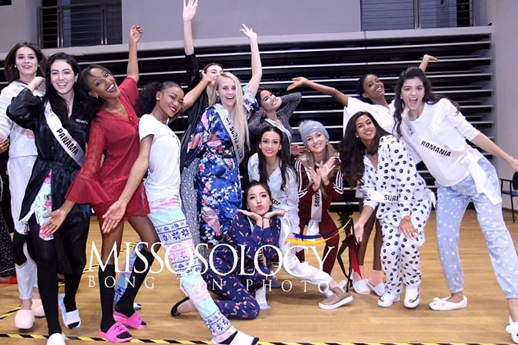 Đại diện Việt Nam và các thí sinh khác còn quyết định không mang giày cao gót trong buổi tập. Ảnh: Missosology