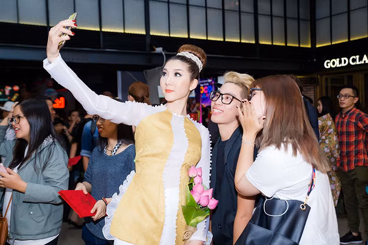 Xuất hiện tại buổi ra mắt phim "Mẹ chồng", Ngọc Quyên gây chú ý. Sau khi lấy chồng và sinh con, cô có ít dịp về nước.