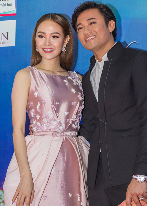 Minh Hằng - Quý Bình gây chú ý khi sánh đôi tình tứ trên thảm đỏ lễ bế mạc Liên hoan phim Việt Nam lần thứ 20 vào tối ngày 28/11.