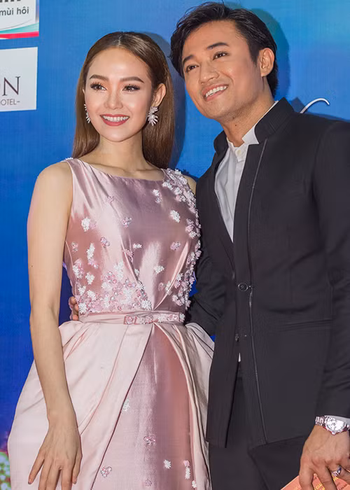Minh Hằng - Quý Bình gây chú ý khi sánh đôi tình tứ trên thảm đỏ lễ bế mạc Liên hoan phim Việt Nam lần thứ 20 vào tối ngày 28/11.