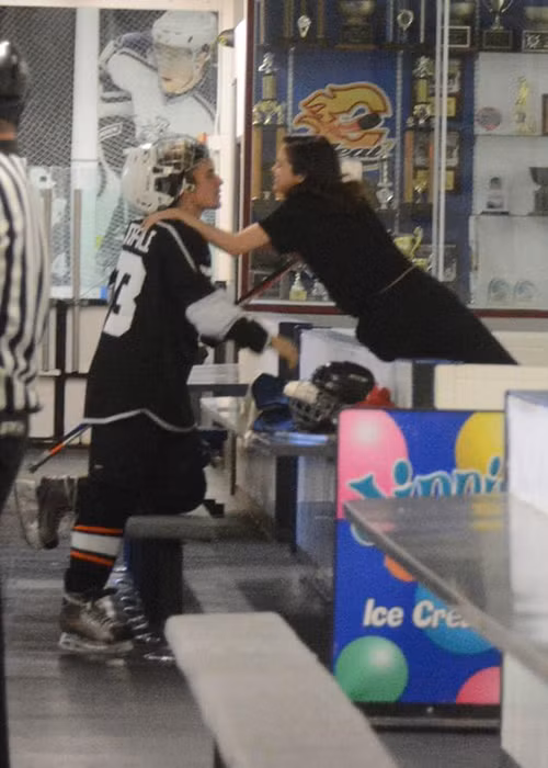 Selena cố gắng dựa tay vào tường để gần Justin nhất có thể. Nữ ca sĩ còn luôn giữ nụ cười hạnh phúc trên môi.